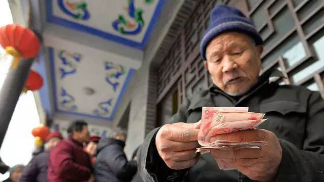 養老金能領(lǐng)多少錢(qián)？又一省公布養老金調整辦法，高齡退休人員有福了